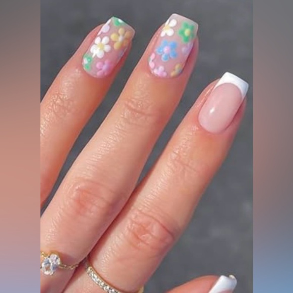 Pastel Daisy Floral Press-On Nails | 24-Piece Set + Glue & Prep Kit - Picture 2 of 3